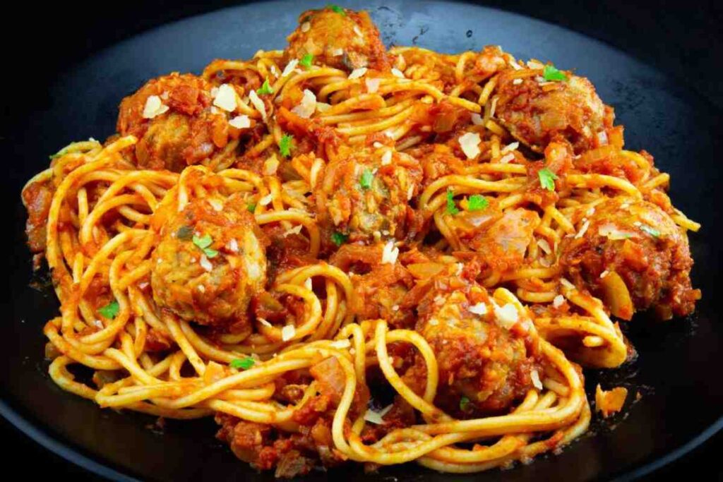 piatto di spaghetti alla chitarra con pallottine