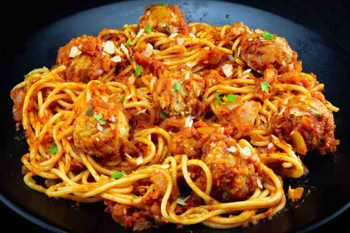piatto di spaghetti alla chitarra con pallottine