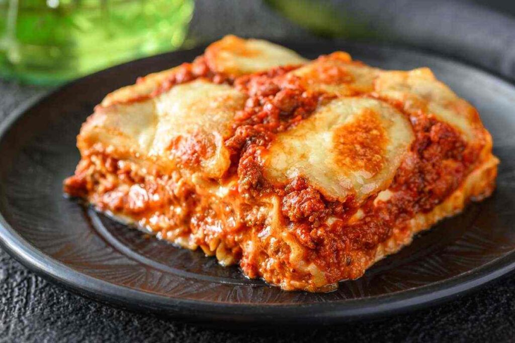 fetta di timballo abruzzese fumante nel pietto