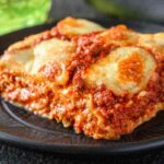 fetta di timballo abruzzese fumante nel pietto