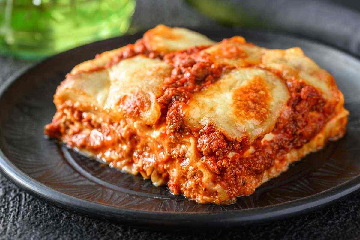 fetta di timballo abruzzese fumante nel pietto