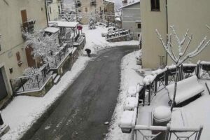strada innevata