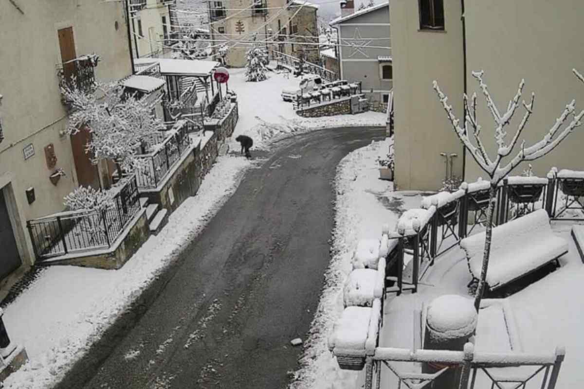 strada innevata