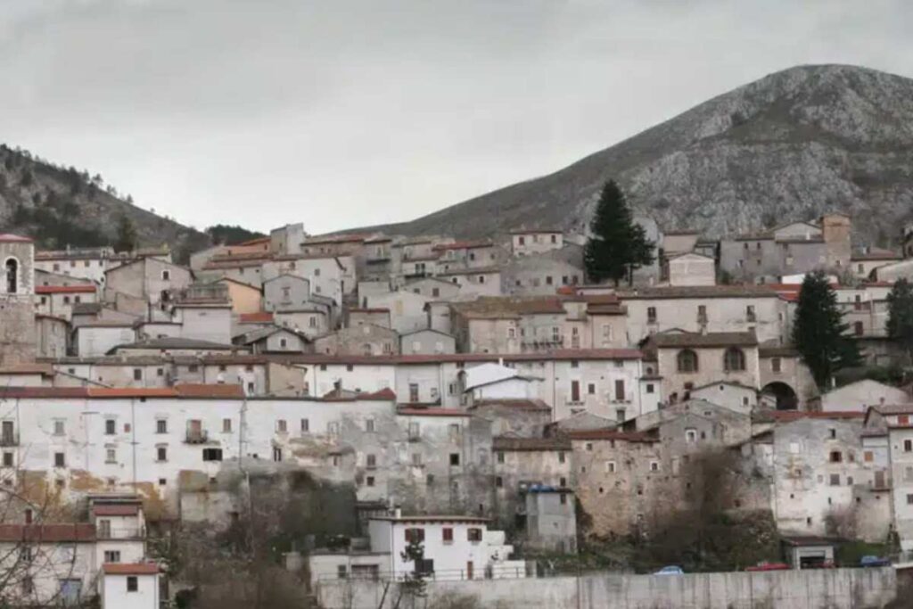 paesino tra le montagne