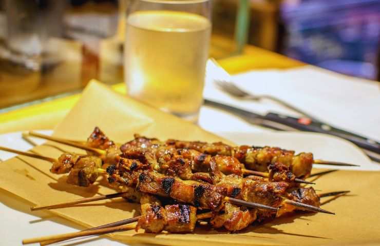 arrosticini su carta assorbente