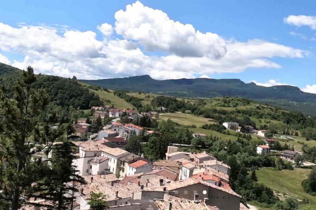 un paesino ai piedi di una montagna