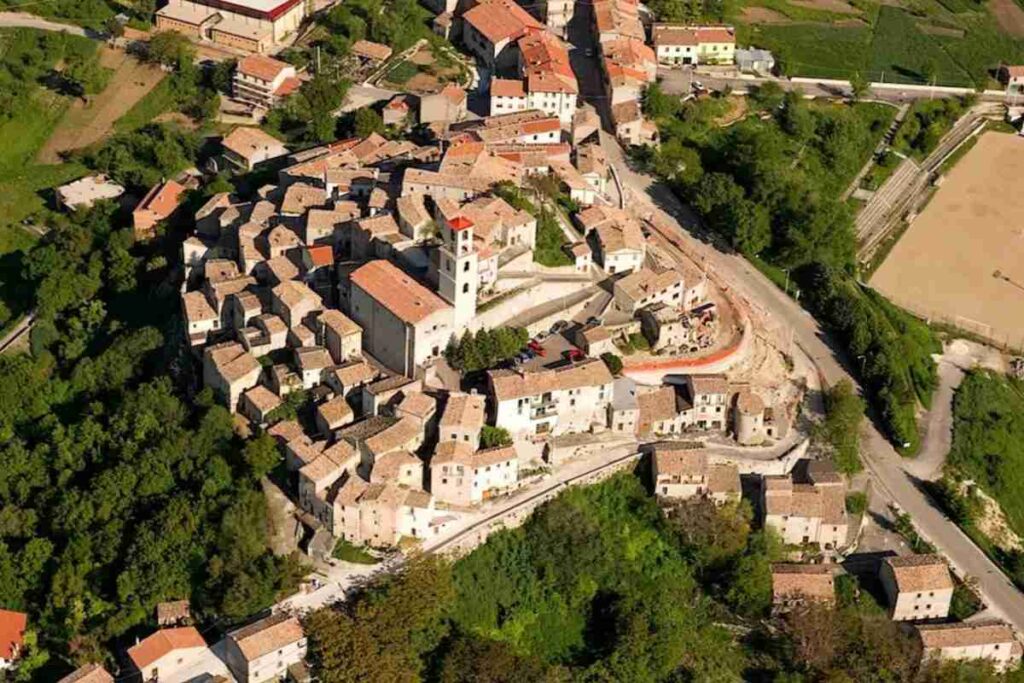 im borgo di torrebruna visto dall'alto