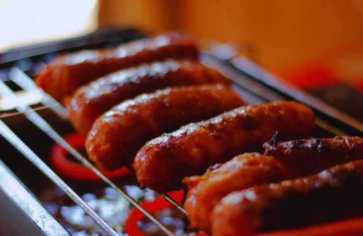 salsiccia sulla piastra