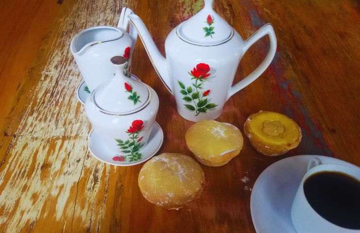 pasticcini, caffe e teiera