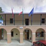 edificio con bandiere