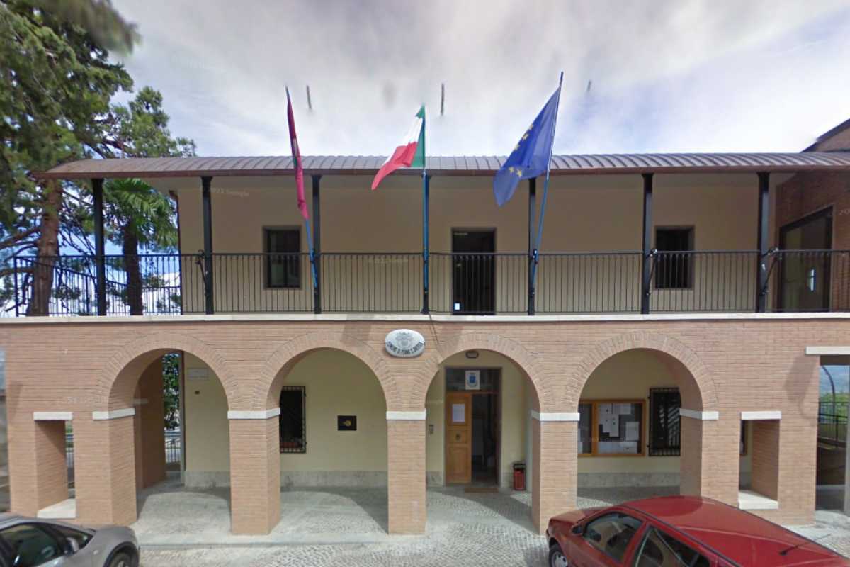 edificio con bandiere