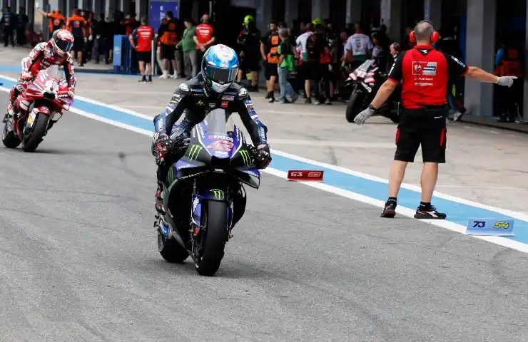 Alex Rins sulla sua Yamaha mentre lascia i box.