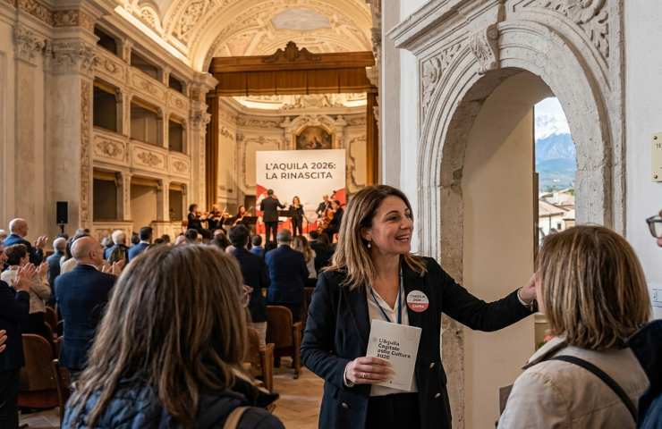 Inaugurazione L'Aquila Capitale della Cultura 2026: pubblico applaude nel Teatro San Filippo Neri restaurato, alla presenza della Ministra della Cultura, in vista degli eventi in Abruzzo.
