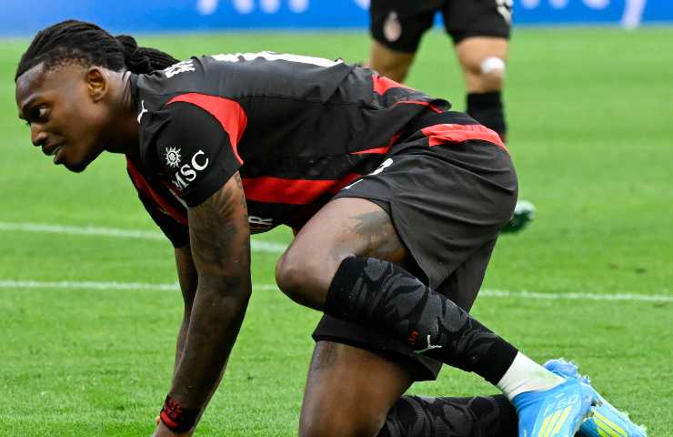 Rafa Leao con la tenuta casalinga del Milan si rialza dal manto erboso.