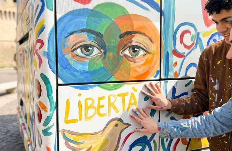Autobus Start Romagna "Fuori Linea" decorato a mano in Piazza Malatesta a Rimini per la Giornata Mondiale del Disegno 2026.