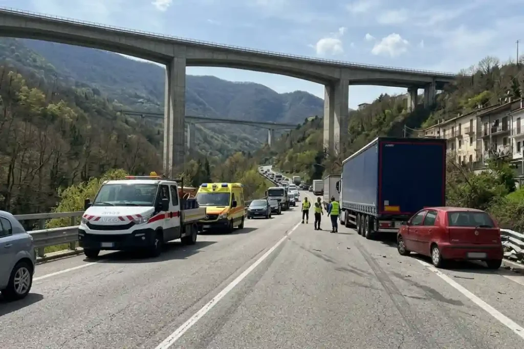 Maxi incidente stradale SS690 Avezzano-Sora 21 aprile 2026: foto scontro frontale, elisoccorso 118, vigili del fuoco, Anas e code chilometriche in Abruzzo. Traffico bloccato, feriti gravi, autostrada dei Parchi. Immagine cronaca locale e viabilità.