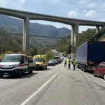 Maxi incidente stradale SS690 Avezzano-Sora 21 aprile 2026: foto scontro frontale, elisoccorso 118, vigili del fuoco, Anas e code chilometriche in Abruzzo. Traffico bloccato, feriti gravi, autostrada dei Parchi. Immagine cronaca locale e viabilità.