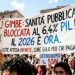 Manifestazione sanità pubblica italiana 2026: striscione allarme GIMBE su spesa bloccata al 6,4% del PIL e liste d'attesa.
