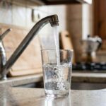 Analisi acqua potabile Pescara: acqua limpida versata in un bicchiere in cucina dopo i test ASL sulla condotta Giardino.