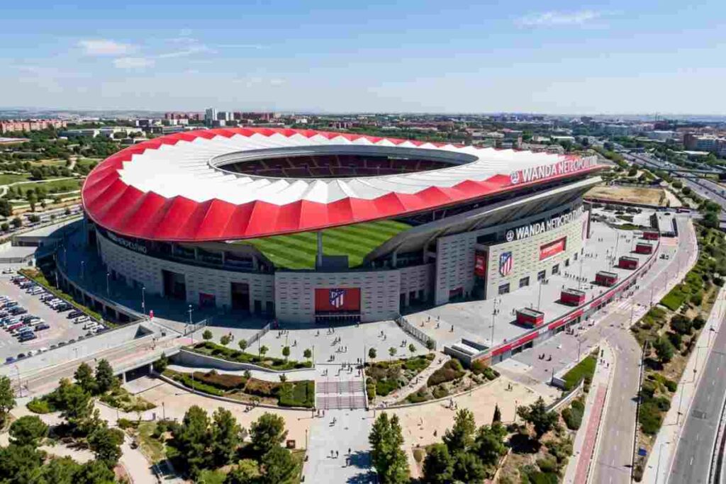 Stadio Riyadh Air Metropolitano di Madrid: veduta esterna panoramica dell'arena dell'Atlético Madrid per la semifinale di Champions League.
