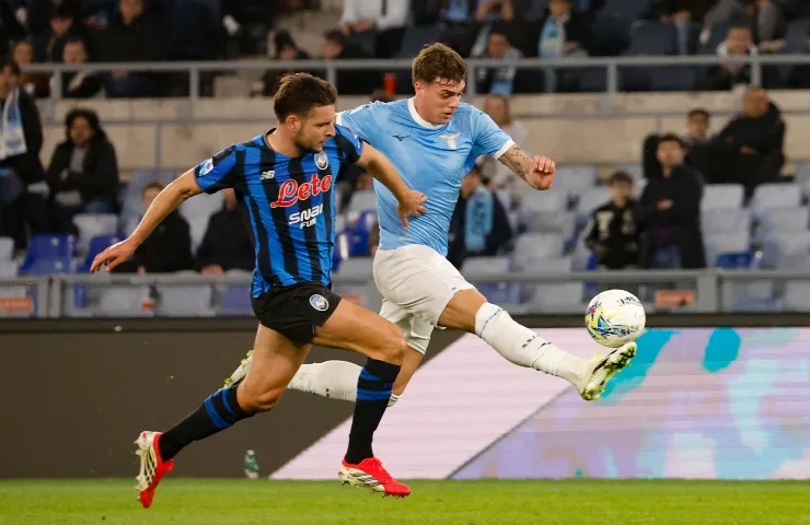 Daniel Maldini della Lazio contrastato da un avversario dell'Atalanta.