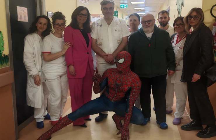 Uomo vestito da Spider-Man posa con dottori ed infermiere dell'ospedale Mazzini di Teramo.