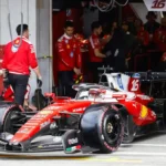 Charles Leclerc lascia i box a bordo della sua Ferrari SF26.