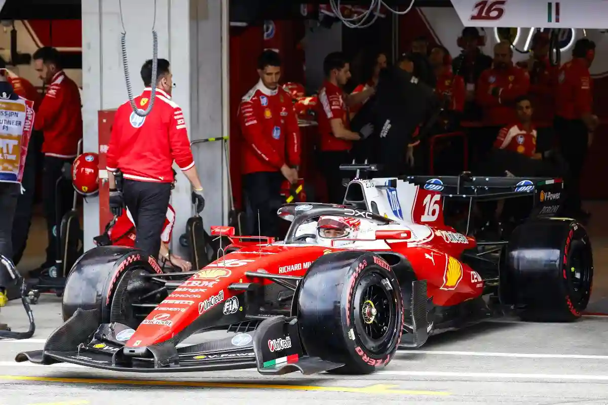 Charles Leclerc lascia i box a bordo della sua Ferrari SF26.