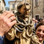 Festa dei Serpari Cocullo 2026: dettaglio della statua di San Domenico ricoperta di serpenti durante la processione del 1° maggio in Abruzzo.