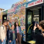 Autobus Start Romagna "Fuori Linea" decorato a mano in Piazza Malatesta a Rimini per la Giornata Mondiale del Disegno 2026.