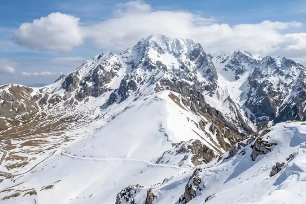 Gran Sasso innevato ad aprile 2026: pericolo valanghe e accumuli di neve fresca sui pendii del Corno Grande.