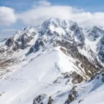 Gran Sasso innevato ad aprile 2026: pericolo valanghe e accumuli di neve fresca sui pendii del Corno Grande.