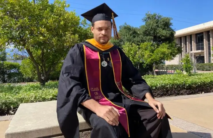 Cole Tomas Allen in posa alla cerimonia di laurea.