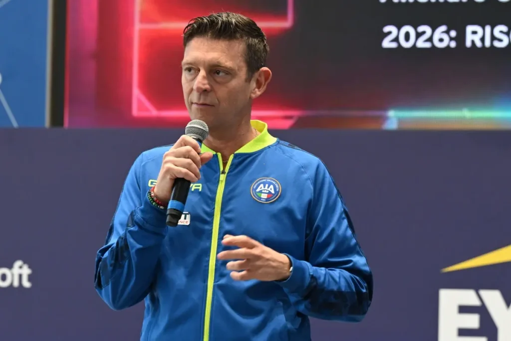Gianluca Rocchi con il microfono in mani durante un incontro con gli arbitri di Serie A e B.