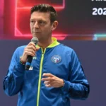 Gianluca Rocchi con il microfono in mani durante un incontro con gli arbitri di Serie A e B.