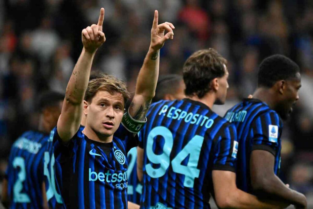 Nicolò Barella alza il dito al cielo assieme ai suoi compagni dopo il suo gol in Inter-Cagliari.