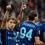 Nicolò Barella alza il dito al cielo assieme ai suoi compagni dopo il suo gol in Inter-Cagliari.