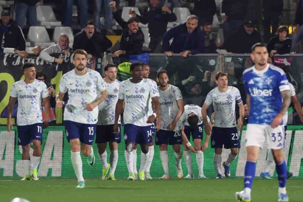 Calciatori dell'Inter raggiungono la loro metà campo raggruppati dopo un gol segnato al Como.