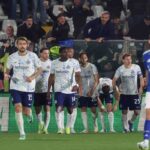 Calciatori dell'Inter raggiungono la loro metà campo raggruppati dopo un gol segnato al Como.