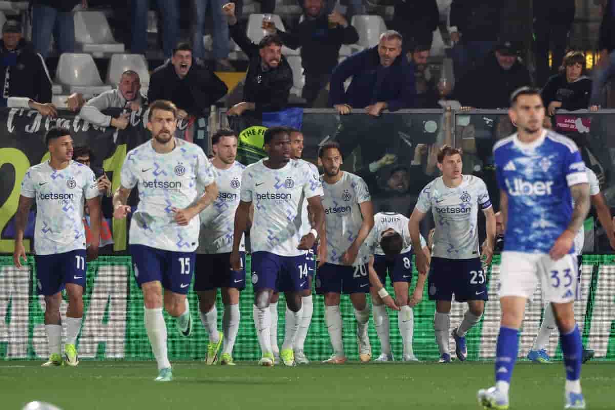 Calciatori dell'Inter raggiungono la loro metà campo raggruppati dopo un gol segnato al Como.