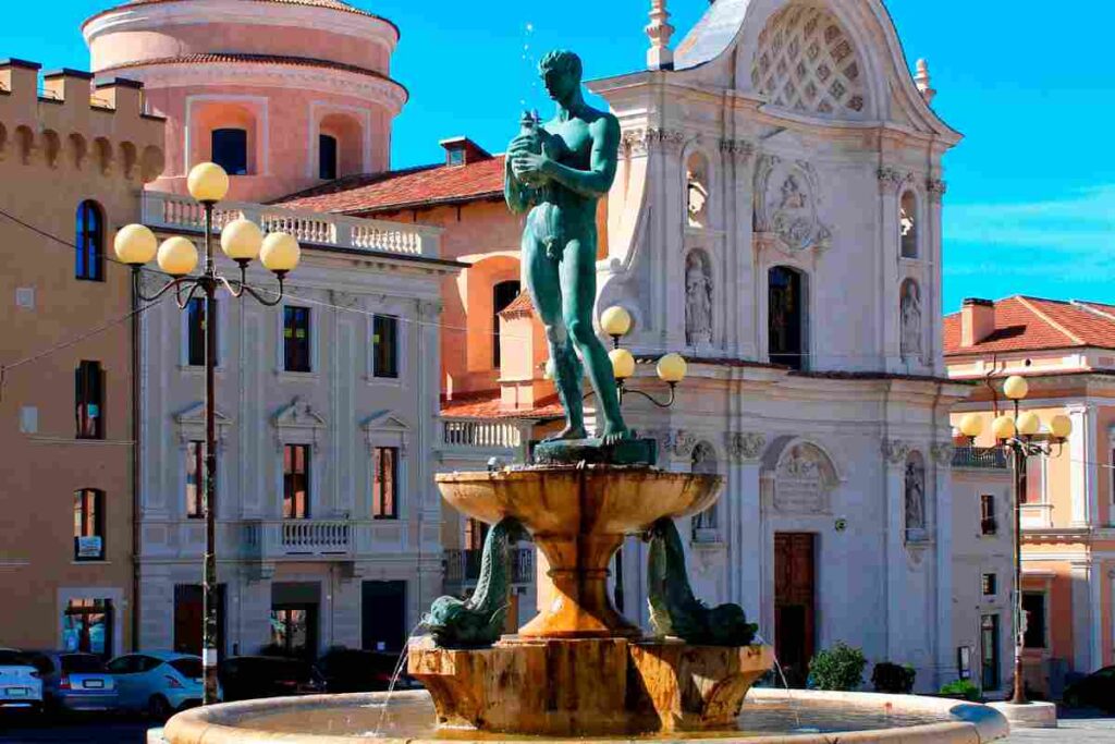 Piazza Duomo e chiesa di Santa Maria del Soccorso a L'Aquila.