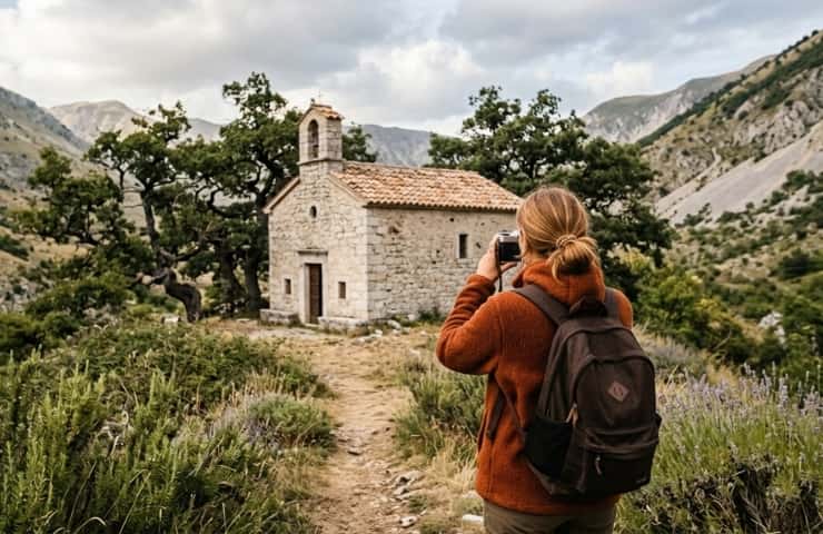 Antico eremo in pietra della Maiella in Abruzzo, esempio di architettura del silenzio e meta per il turismo esperienziale e quiet luxury.