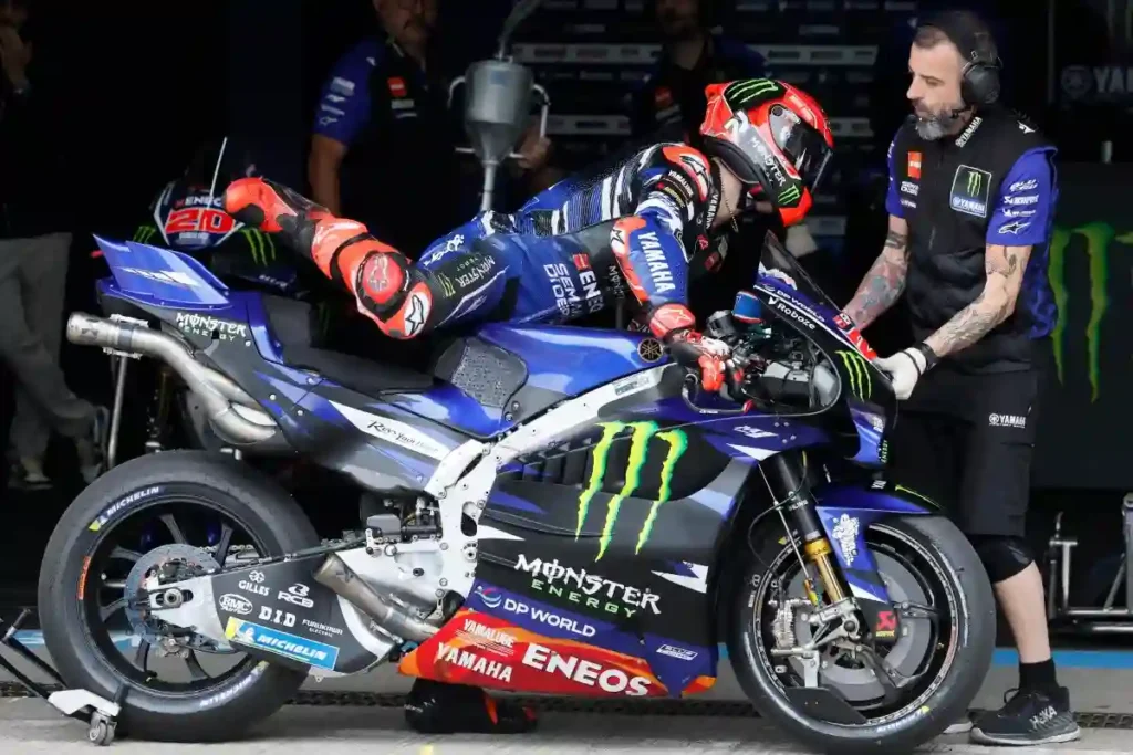 Fabio Quartararo ritratto di profilo sulla sua Yamaha MotoGP.