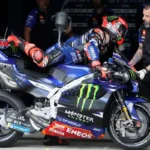 Fabio Quartararo ritratto di profilo sulla sua Yamaha MotoGP.
