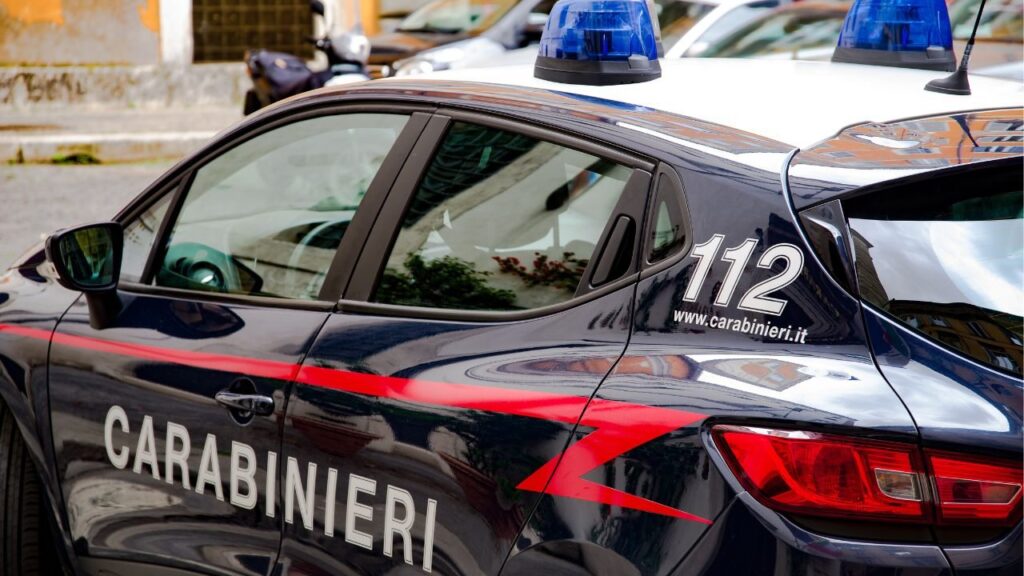 Una macchina dei Carabinieri del comando provinciale di Chieti parcheggiata davanti al cancello della palazzina in circonvallazione Histoniense a Vasto, dove è stato trovato il corpo di Andrea Sciorilli. La Scientifica sta effettuando i rilievi sulla rampa dei garage