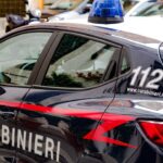 Una macchina dei Carabinieri del comando provinciale di Chieti parcheggiata davanti al cancello della palazzina in circonvallazione Histoniense a Vasto, dove è stato trovato il corpo di Andrea Sciorilli. La Scientifica sta effettuando i rilievi sulla rampa dei garage