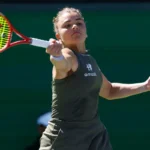 Jasmine Paolini colpisce la pallina con un dritto impugnando la racchetta con la mano destra.