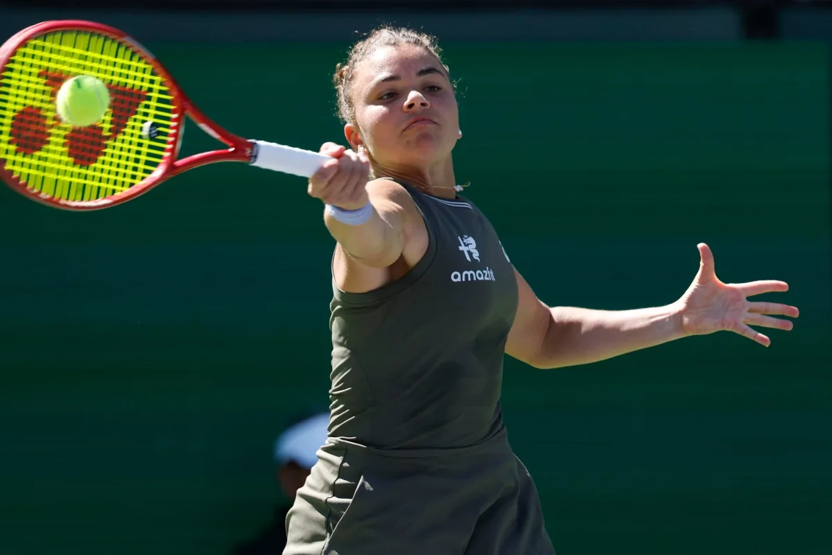 Jasmine Paolini colpisce la pallina con un dritto impugnando la racchetta con la mano destra.
