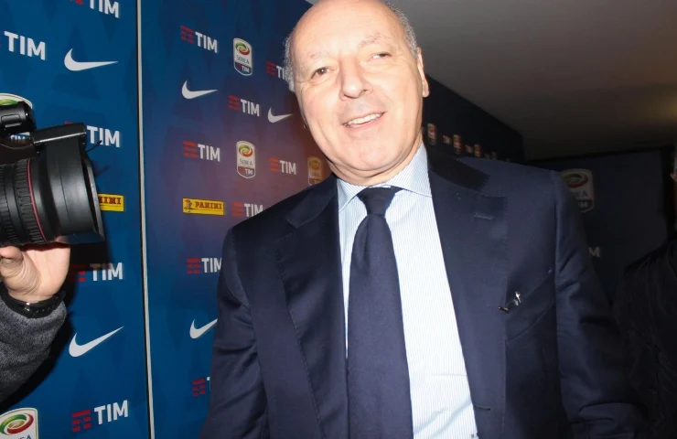 Beppe Marotta dell'Inter sorride durante un evento in sala stampa nerazzurra.