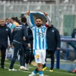 Lorenzo Insigne saluta il pubblico in campo con la divisa da gioco del Pescara.